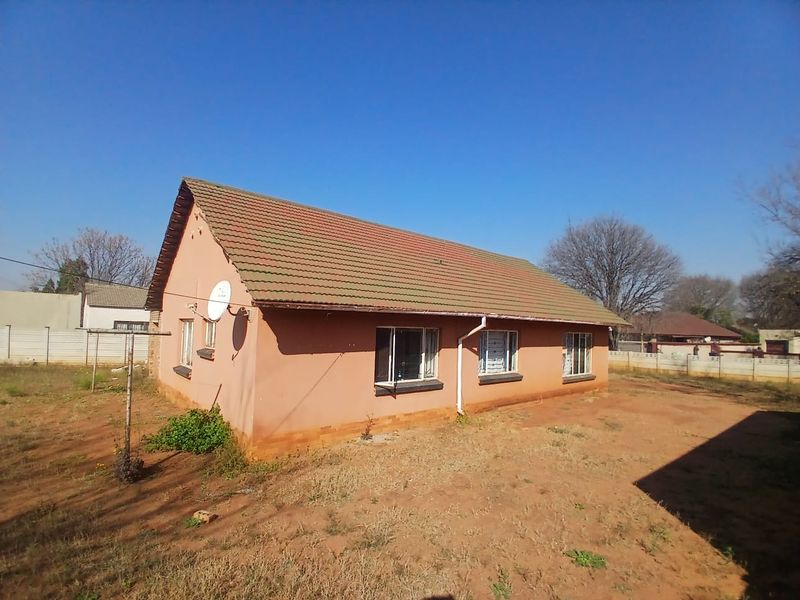 3 Bedroom House with an additional two rooms outside and outside toilet  - Photo 1