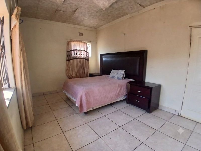 3 Bedroom House with an additional two rooms outside and outside toilet  - Photo 10
