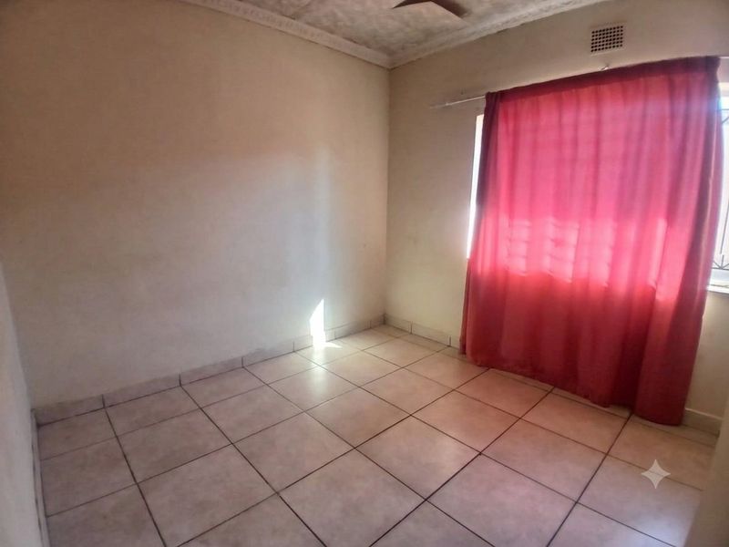 3 Bedroom House with an additional two rooms outside and outside toilet  - Photo 9