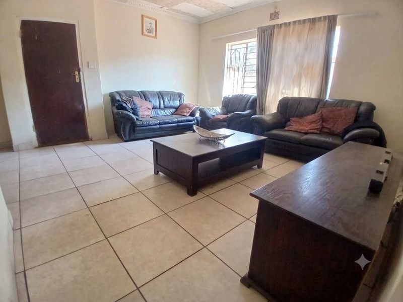 3 Bedroom House with an additional two rooms outside and outside toilet  - Photo 8