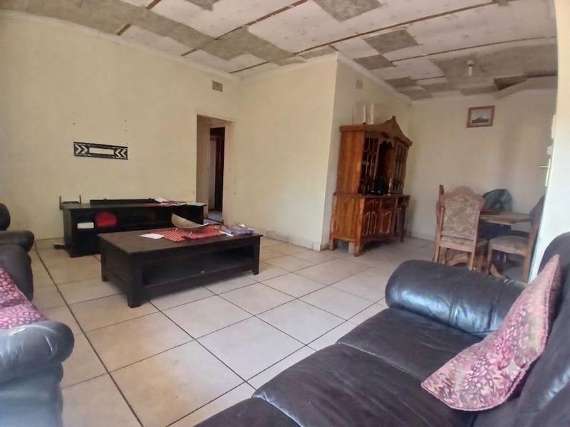 3 Bedroom House with an additional two rooms outside and outside toilet  - Photo 7
