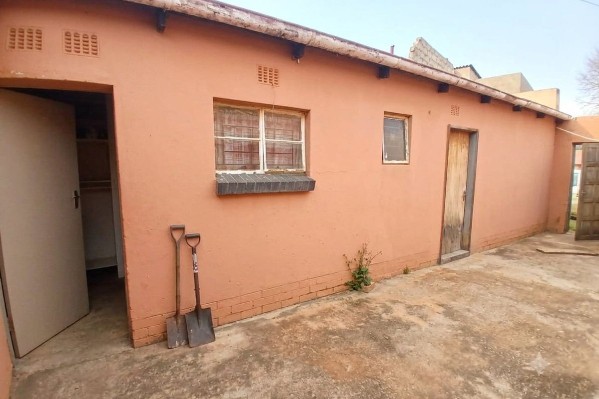 3 Bedroom House with an additional two rooms outside and outside toilet  - Photo 3