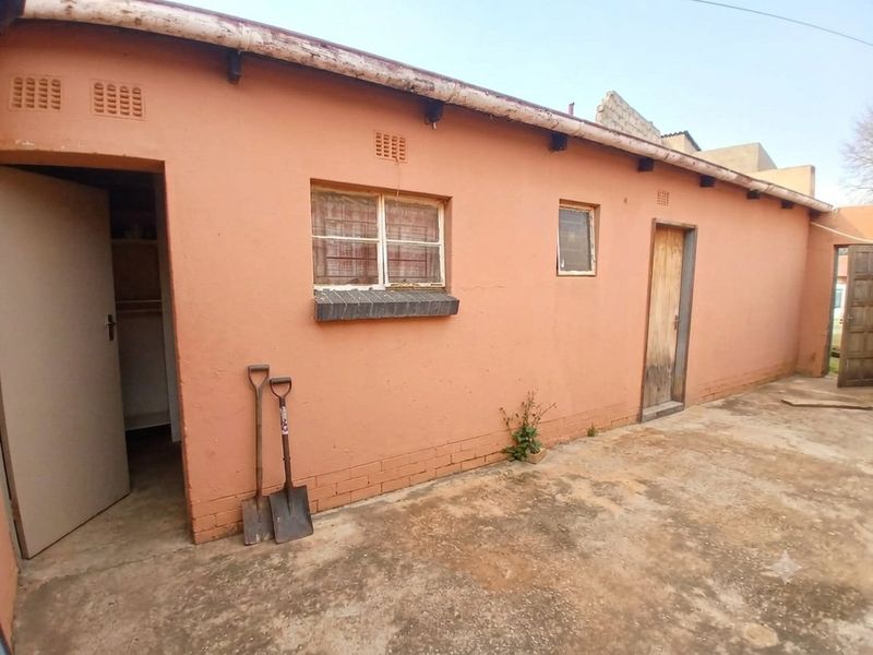 3 Bedroom House with an additional two rooms outside and outside toilet  - Photo 3
