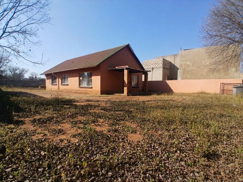 3 Bedroom House with an additional two rooms outside and outside toilet  - Photo 2