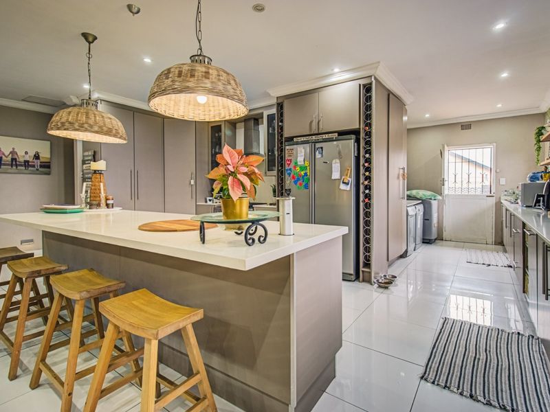 Ultra Modern Family Haven ... - Photo 3