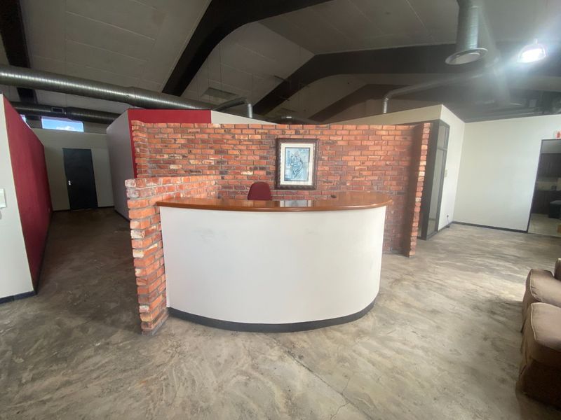 483m2 Space to Let  - Photo 1