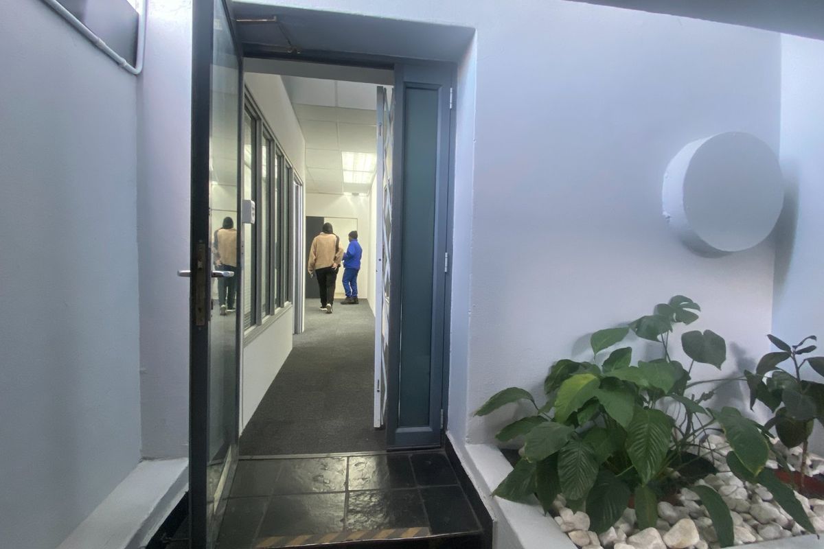 86m2 Commercial Space to Let  - Photo 3