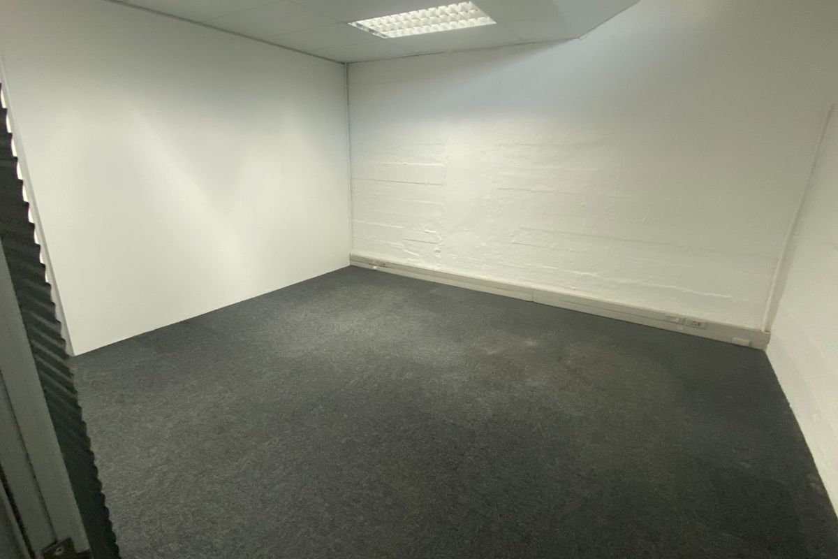86m2 Commercial Space to Let  - Photo 2
