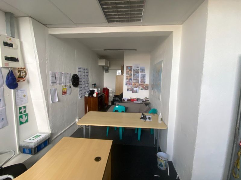 86m2 Commercial Space to Let  - Photo 4