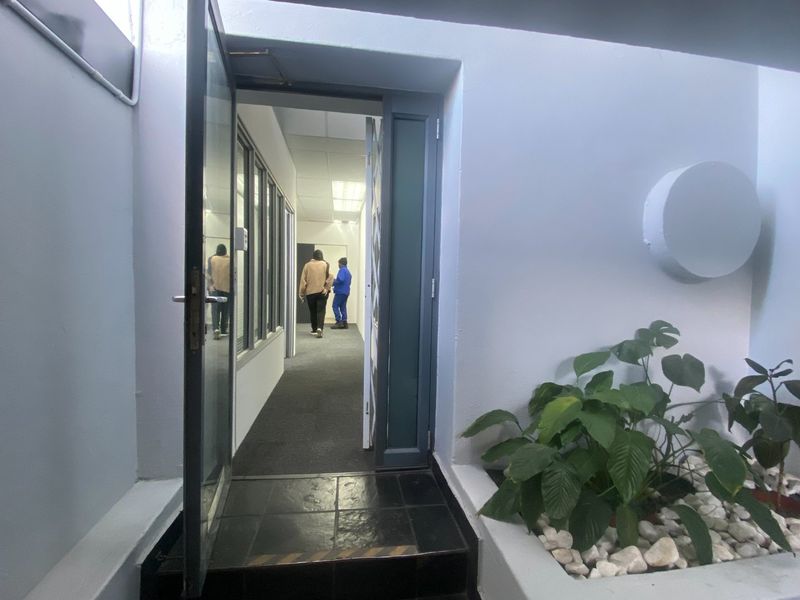 86m2 Commercial Space to Let  - Photo 3