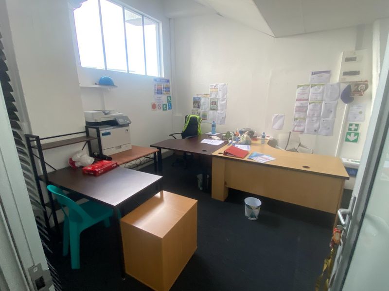 86m2 Commercial Space to Let  - Photo 1