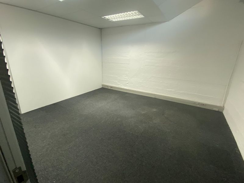 86m2 Commercial Space to Let  - Photo 2