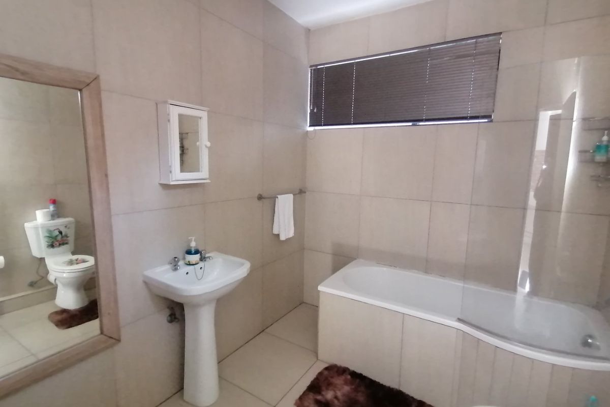 Stunning 6  Bedroom , 6 Bathroom Family Residence - Photo 5