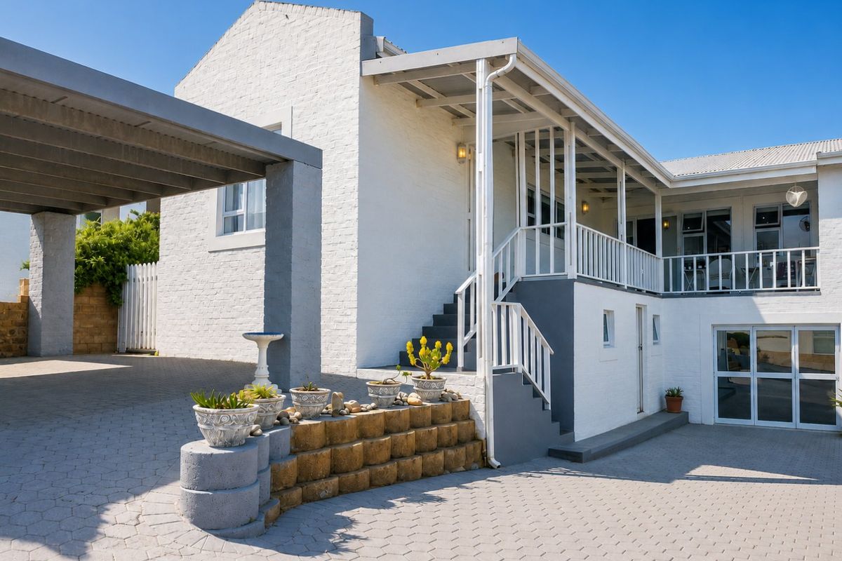 HOUSE WITH FLATLET IN STILL BAY WEST - Photo 2