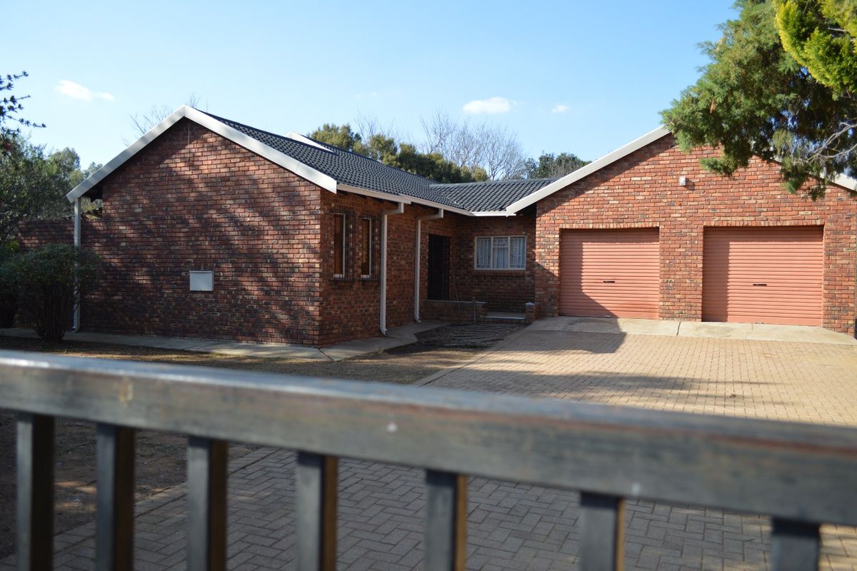 SOLE AND EXCLUSIVE MANDATE Freshly Renvoated Family Home in La hoff - Photo 2