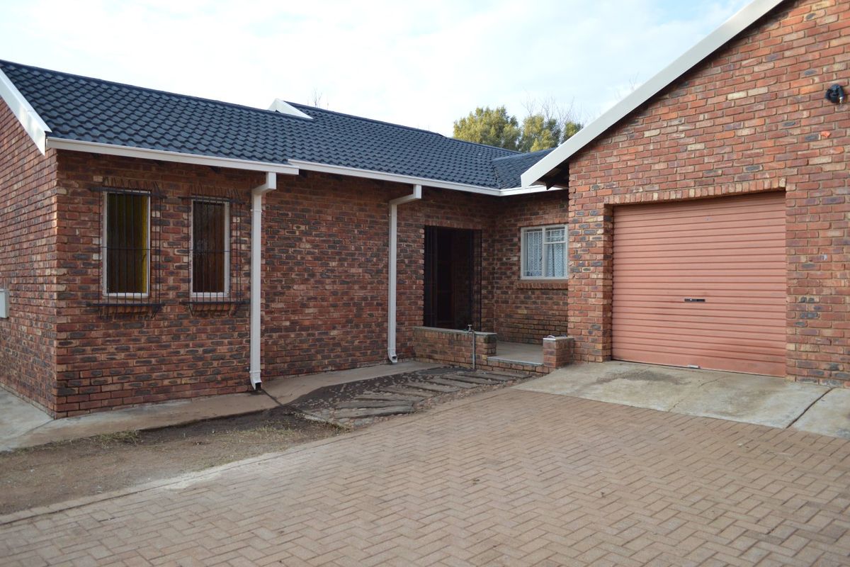 SOLE AND EXCLUSIVE MANDATE Freshly Renvoated Family Home in La hoff - Photo 3