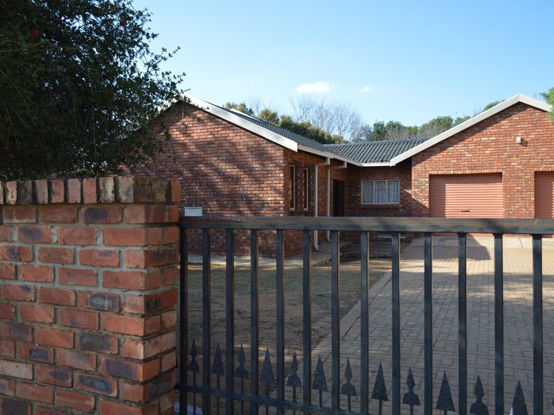 SOLE AND EXCLUSIVE MANDATE Freshly Renvoated Family Home in La hoff - Photo 1