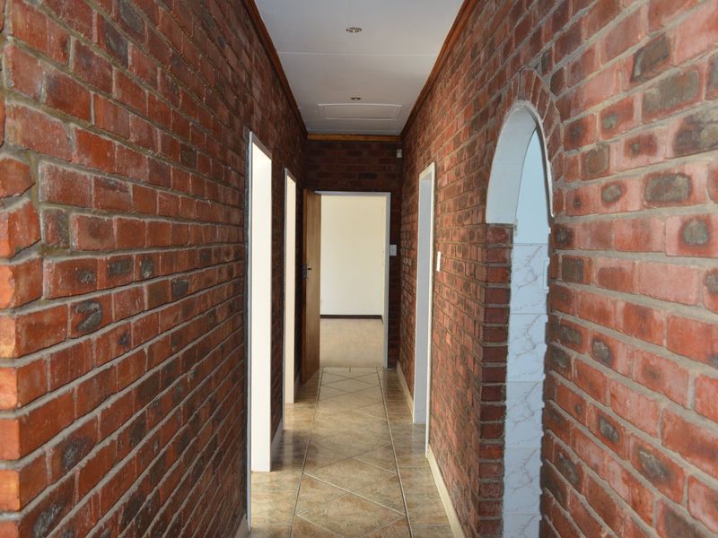 SOLE AND EXCLUSIVE MANDATE Freshly Renvoated Family Home in La hoff - Photo 10