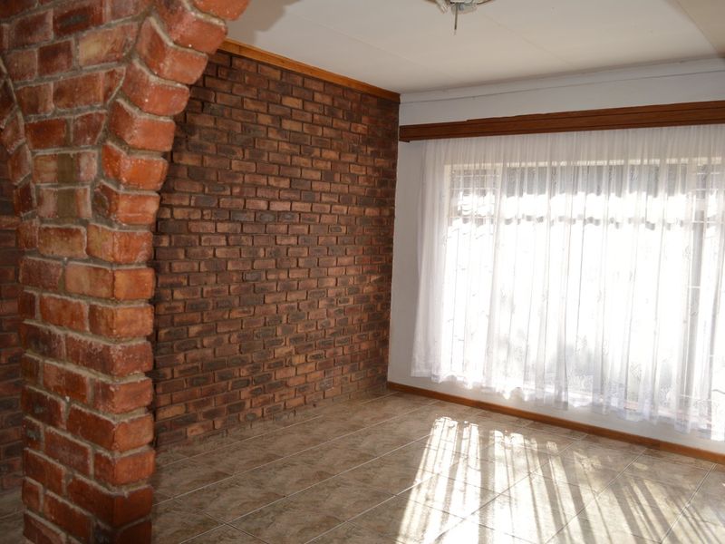 SOLE AND EXCLUSIVE MANDATE Freshly Renvoated Family Home in La hoff - Photo 7