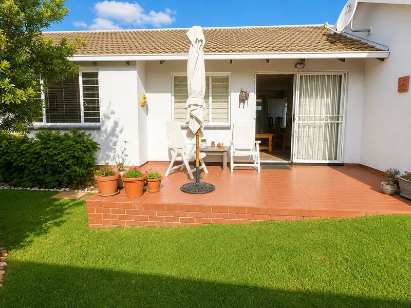 Bright Northwold Townhouse with Secure Living - Photo 2
