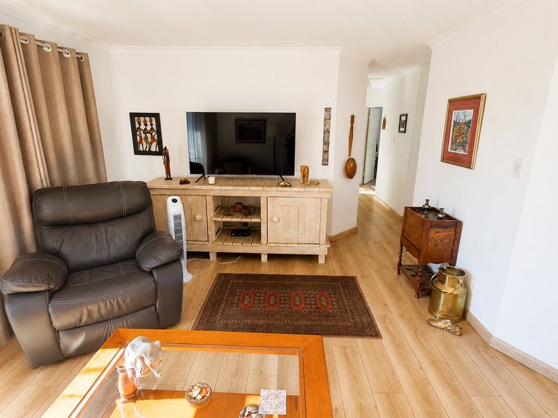 Bright Northwold Townhouse with Secure Living - Photo 9