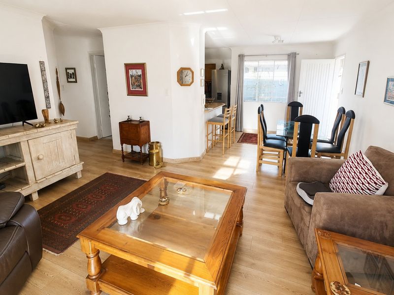 Bright Northwold Townhouse with Secure Living - Photo 8