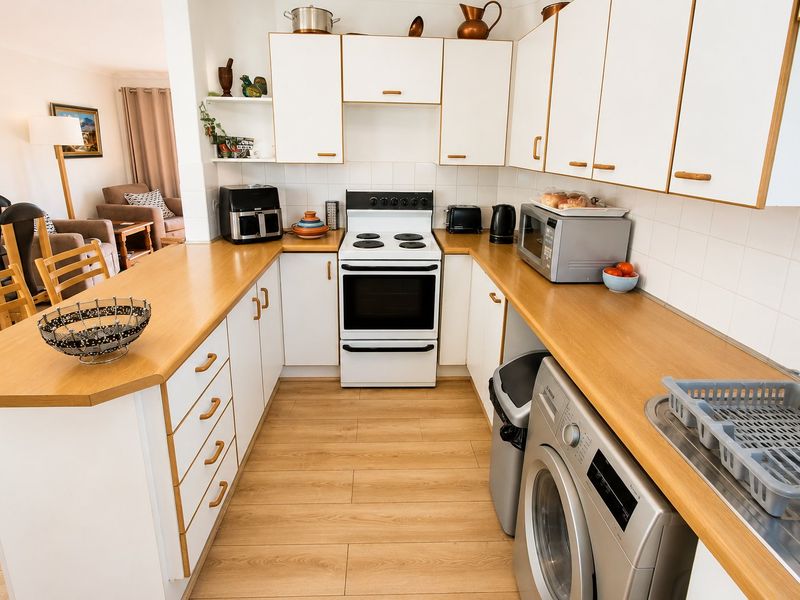 Bright Northwold Townhouse with Secure Living - Photo 6