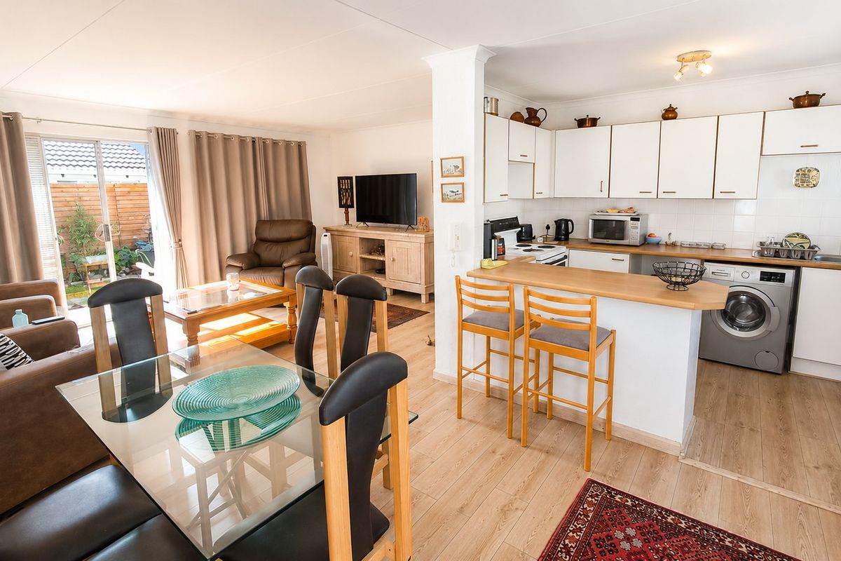Bright Northwold Townhouse with Secure Living - Photo 4