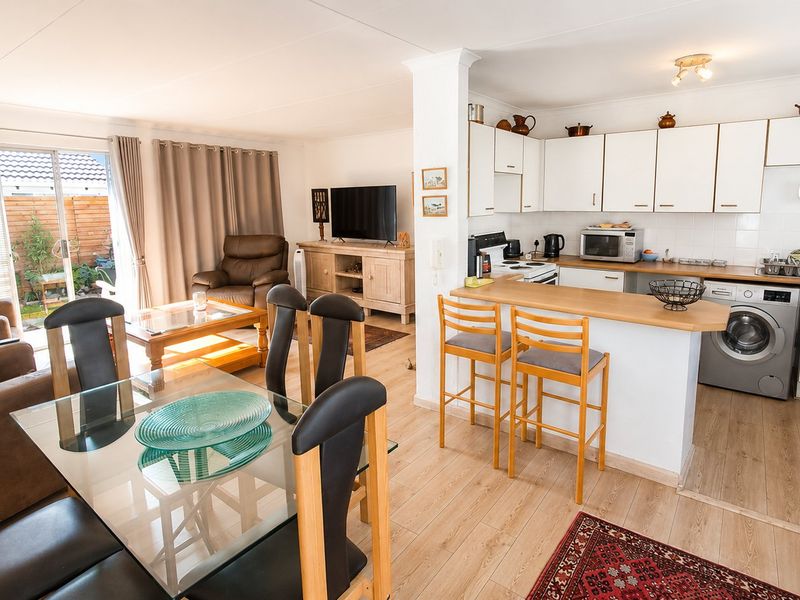 Bright Northwold Townhouse with Secure Living - Photo 4