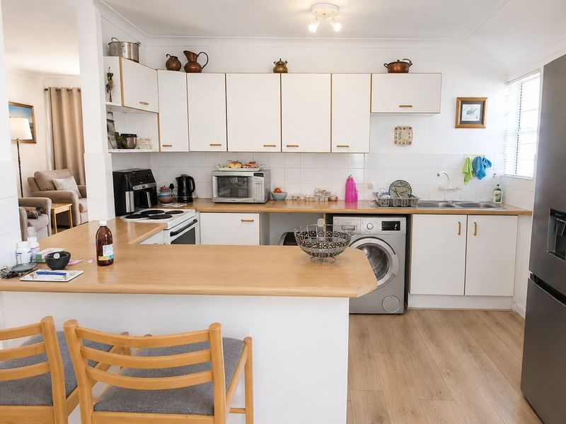 Bright Northwold Townhouse with Secure Living - Photo 5