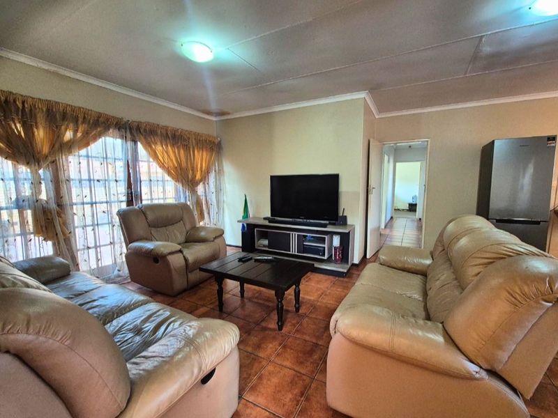 Secure Living with Exceptional Renovation Potential – No Levies - Photo 3