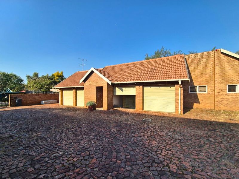 Secure Living with Exceptional Renovation Potential – No Levies - Photo 1
