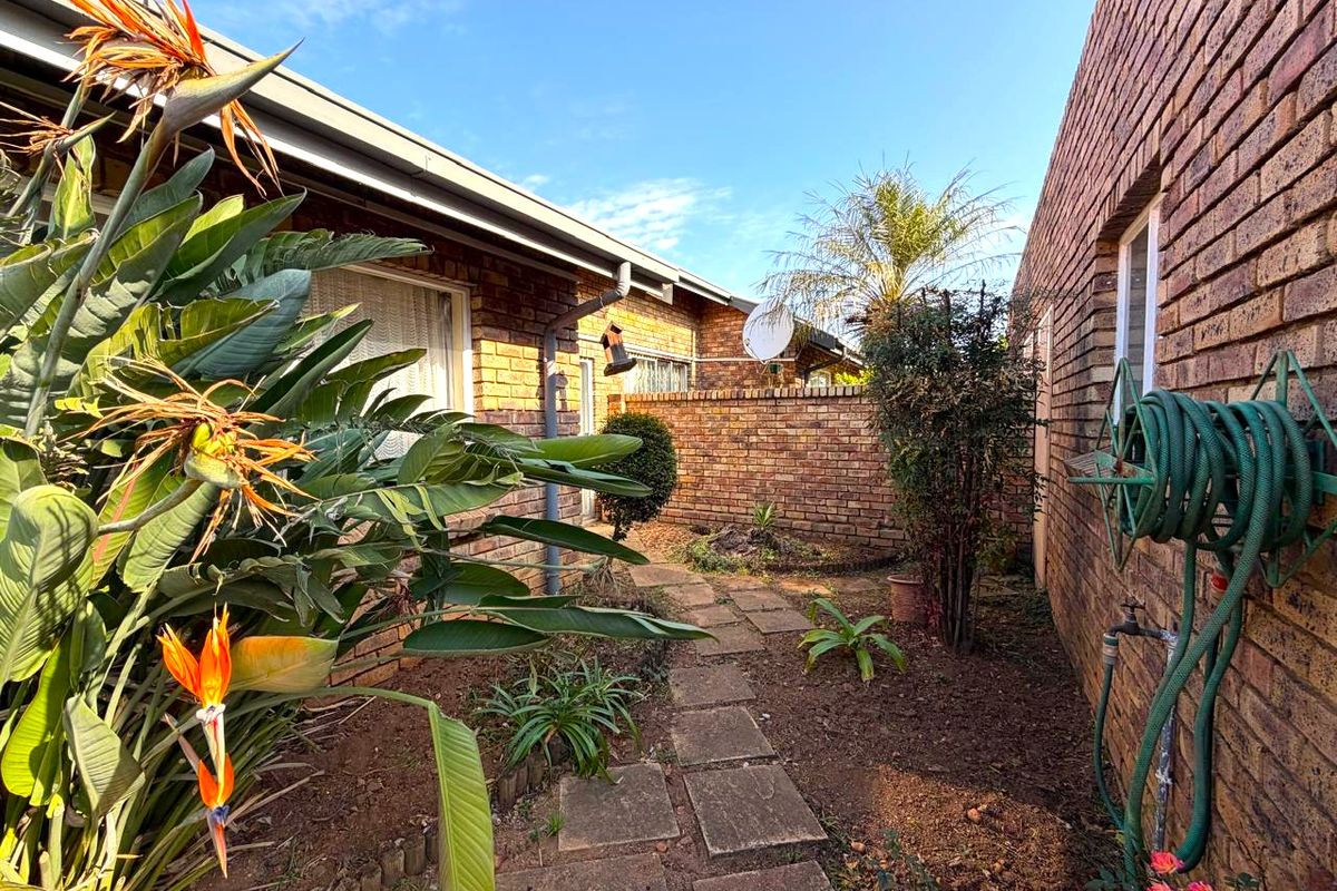 Charming 3-Bedroom Townhouse in a Prime Location - Photo 3