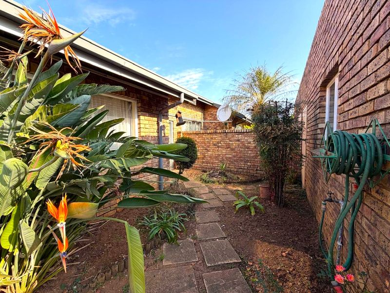 Charming 3-Bedroom Townhouse in a Prime Location - Elarduspark - Photo 3