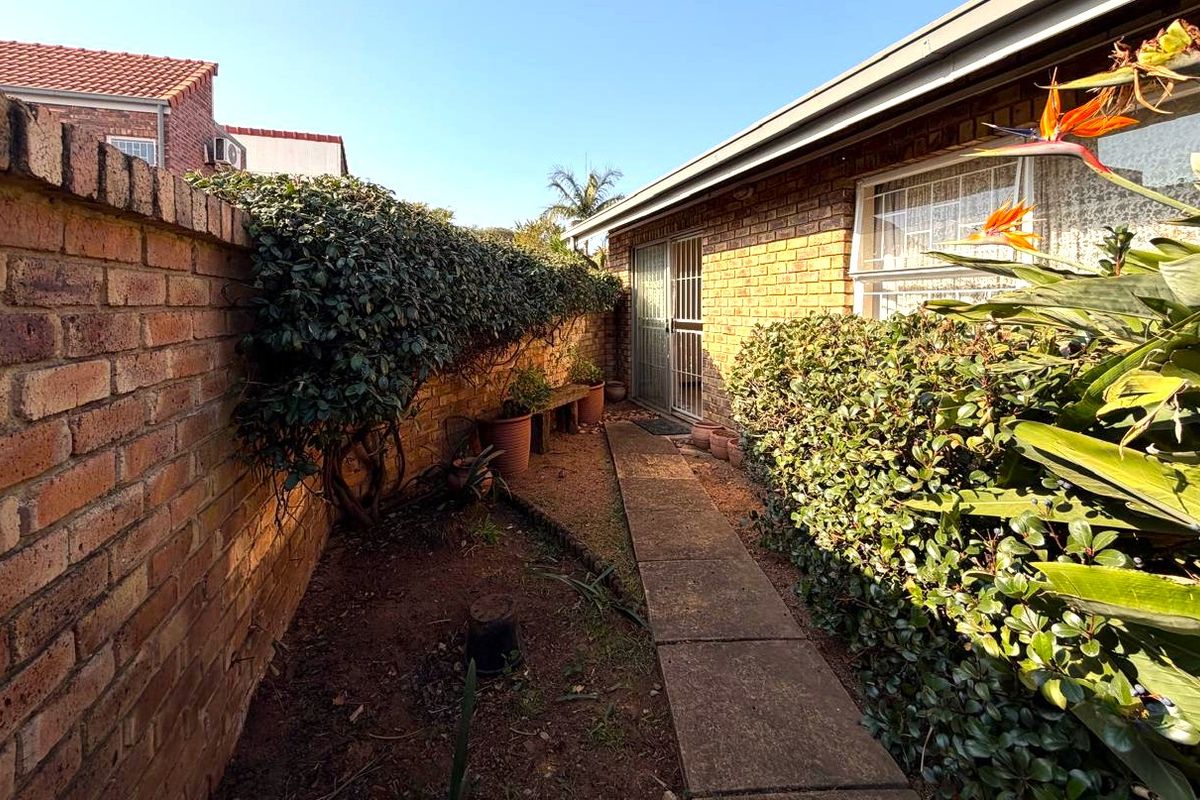 Charming 3-Bedroom Townhouse in a Prime Location - Photo 2