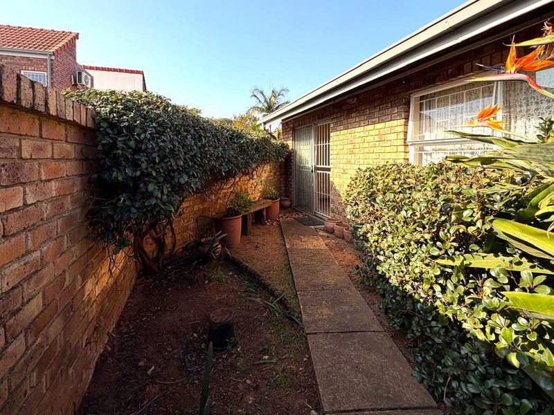 Charming 3-Bedroom Townhouse in a Prime Location - Elarduspark - Photo 2