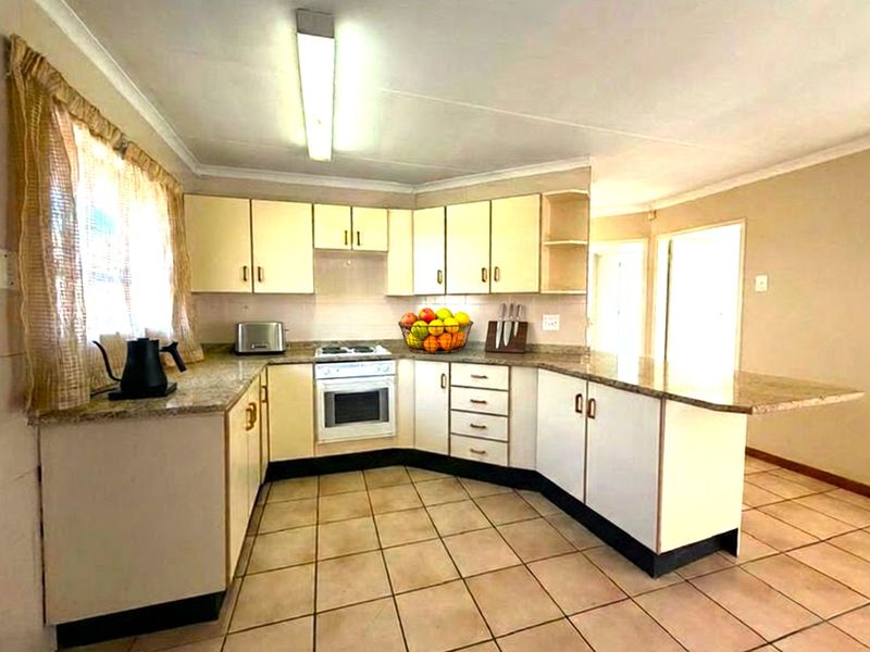 Charming 3-Bedroom Townhouse in a Prime Location - Elarduspark - Photo 7