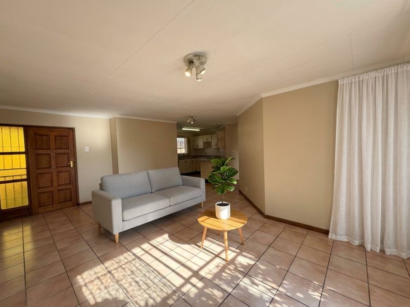Charming 3-Bedroom Townhouse in a Prime Location - Elarduspark - Photo 5