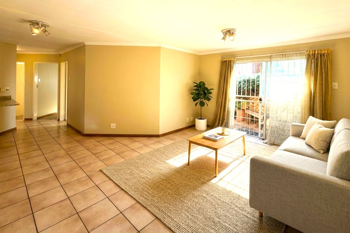 Charming 3-Bedroom Townhouse in a Prime Location - Photo 4