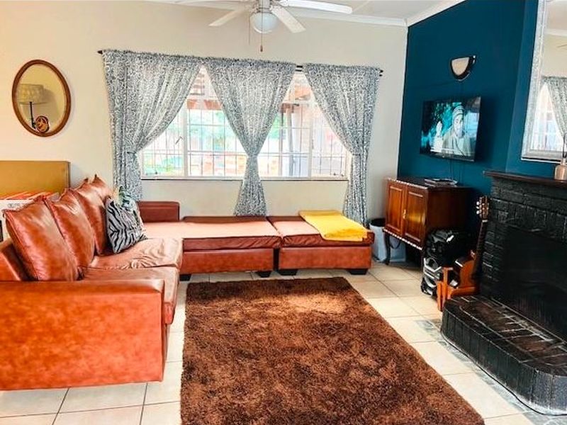 Spacious, well maintained Three Bed Freestanding Family Home To Let- Harvard Street, Howick Central - Photo 2