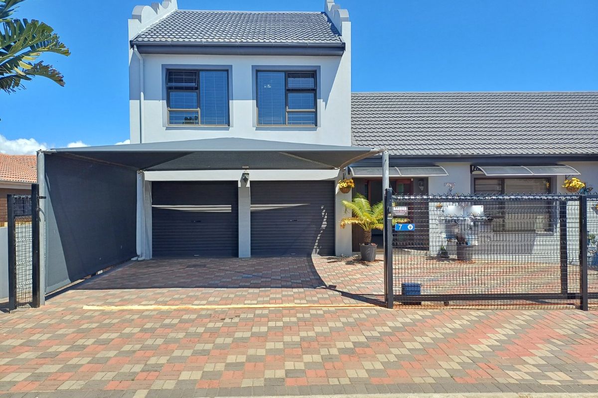 Spacious Dual-Living Home with Scenic Views and Exceptional Versatility - Photo 3