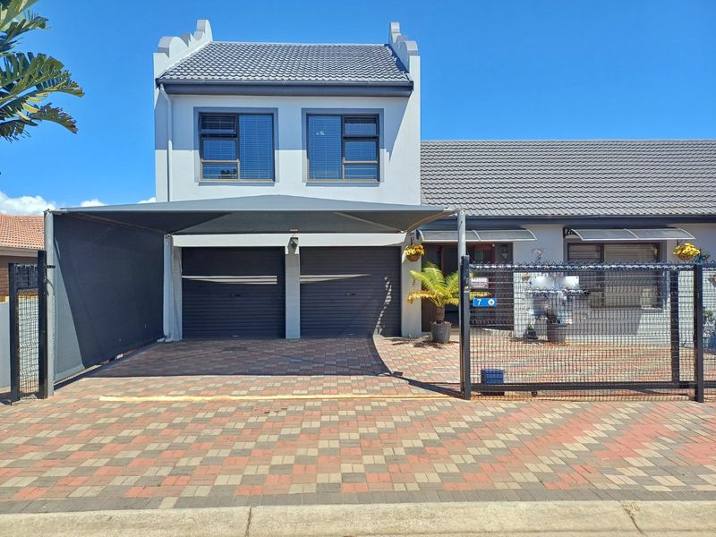 Spacious Dual-Living Home with Scenic Views and Exceptional Versatility - Photo 3