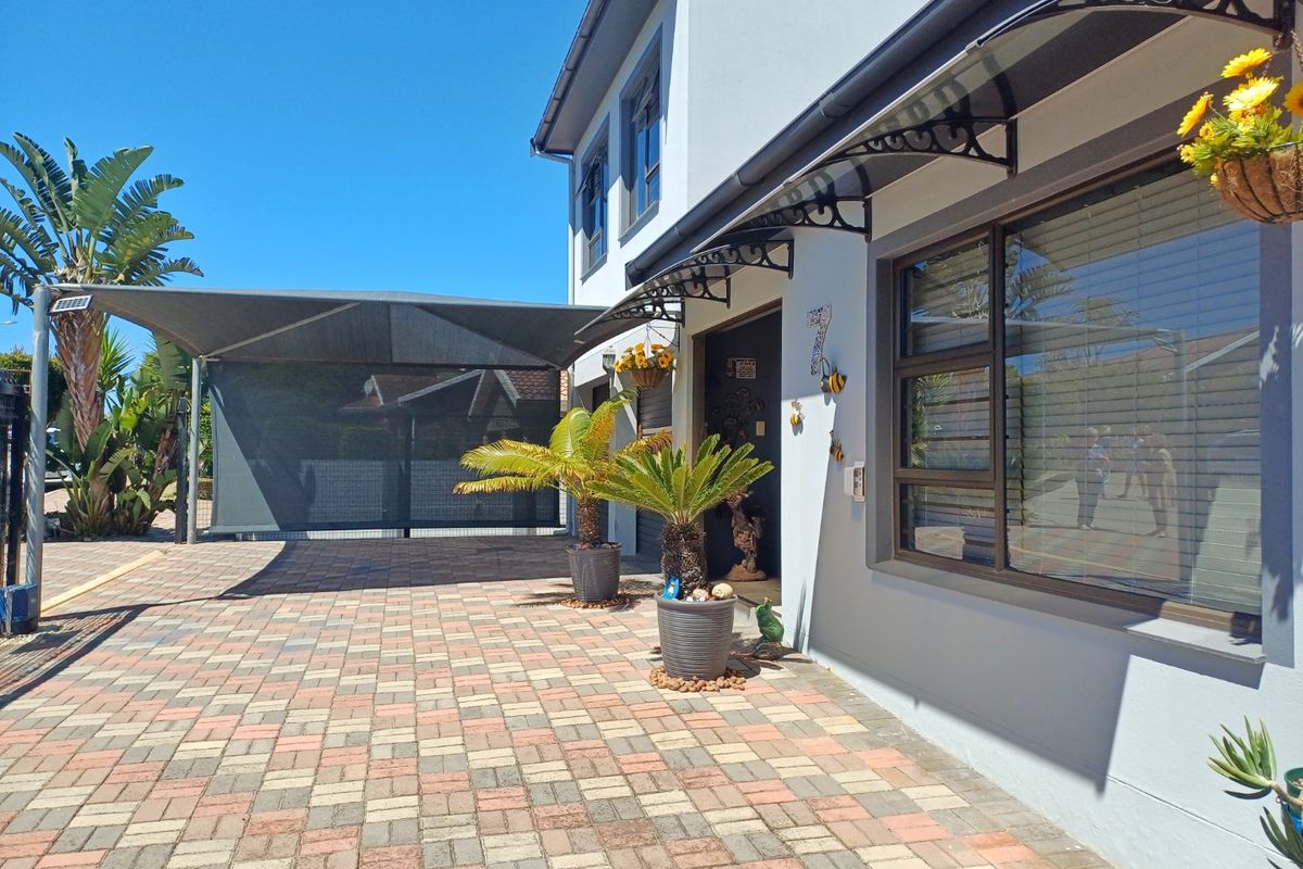 Spacious Dual-Living Home with Scenic Views and Exceptional Versatility - Photo 5