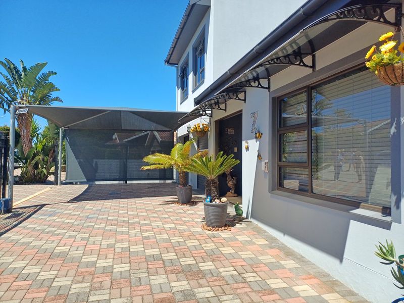 Spacious Dual-Living Home with Scenic Views and Exceptional Versatility - Photo 5