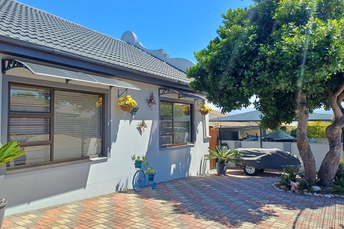 Spacious Dual-Living Home with Scenic Views and Exceptional Versatility - Photo 4