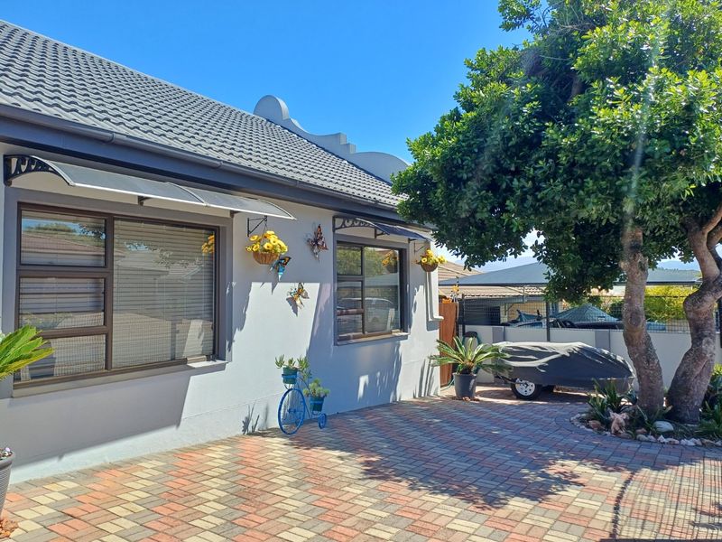Spacious Dual-Living Home with Scenic Views and Exceptional Versatility - Photo 4