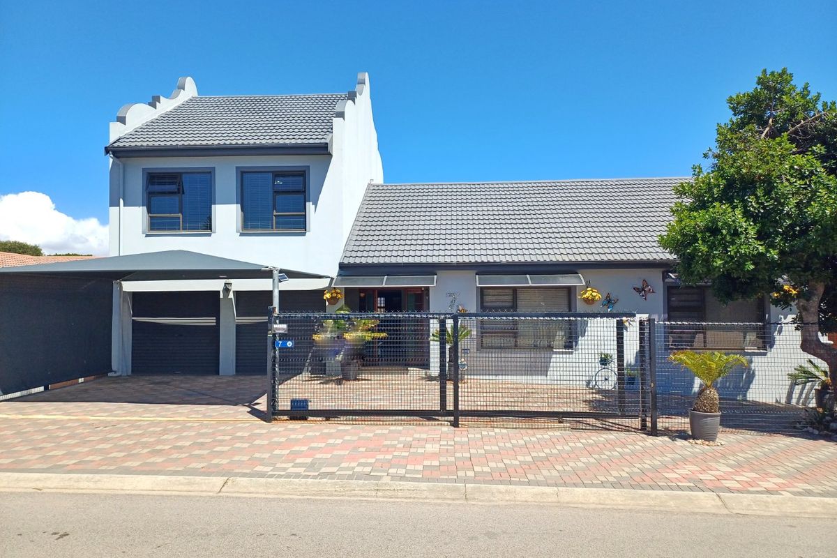Spacious Dual-Living Home with Scenic Views and Exceptional Versatility - Photo 2