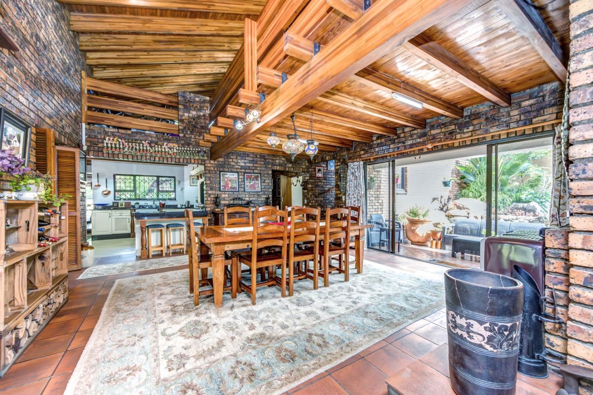 4-Bedroom Paulshof Gem: Granite Kitchen, Zen Garden & 3 Garages - Photo 4