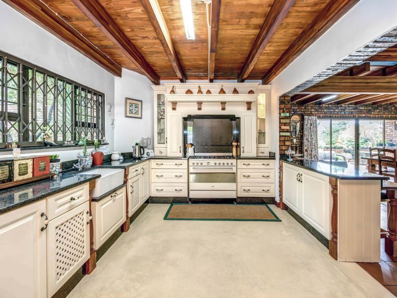 4-Bedroom Paulshof Gem: Granite Kitchen, Zen Garden & 3 Garages - Photo 2