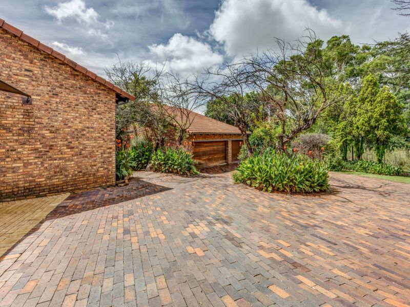 4-Bedroom Paulshof Gem: Granite Kitchen, Zen Garden & 3 Garages - Photo 1